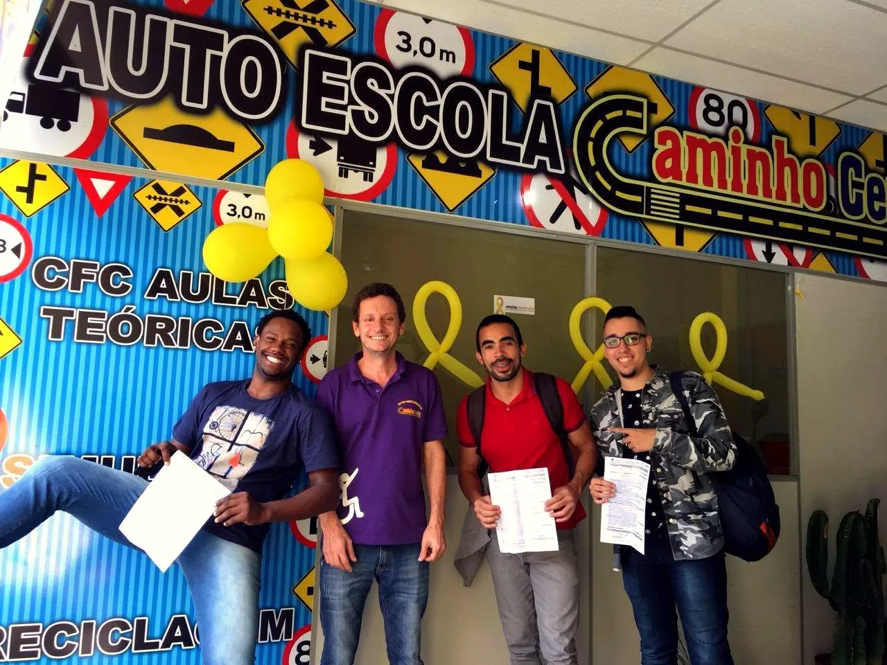 Instrutor da Caminho Certo comemorando com alunos aprovados na unidade